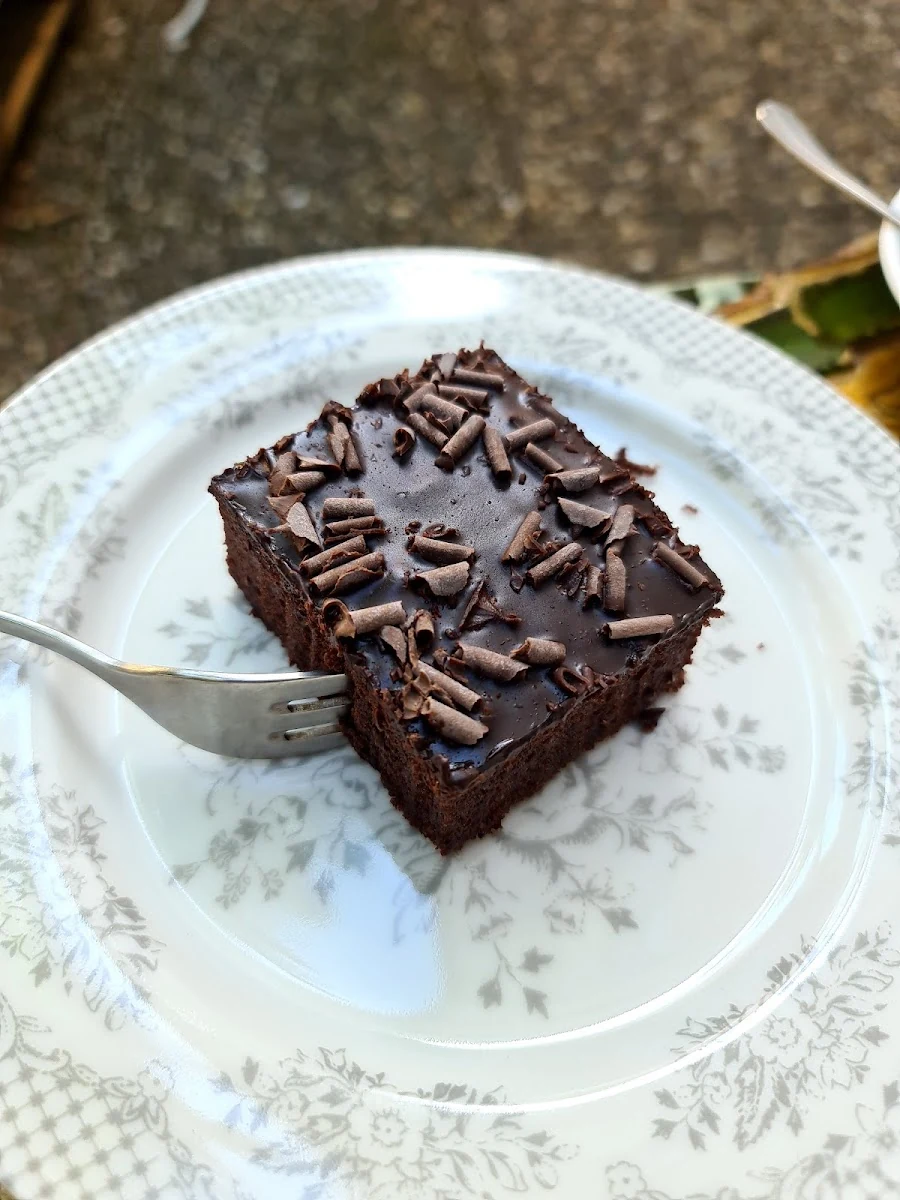 Ein Stück Schokoladenkuchen im Café wunderbar