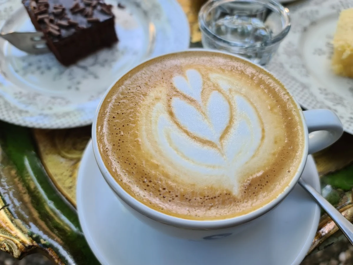 Cappuccino mit Latte Art auf dem Tisch im Café wunderbar