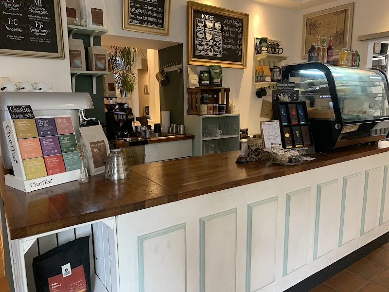 Die originale Theke im Café wunderbar mit Espressomaschine und Kuchenvitrine