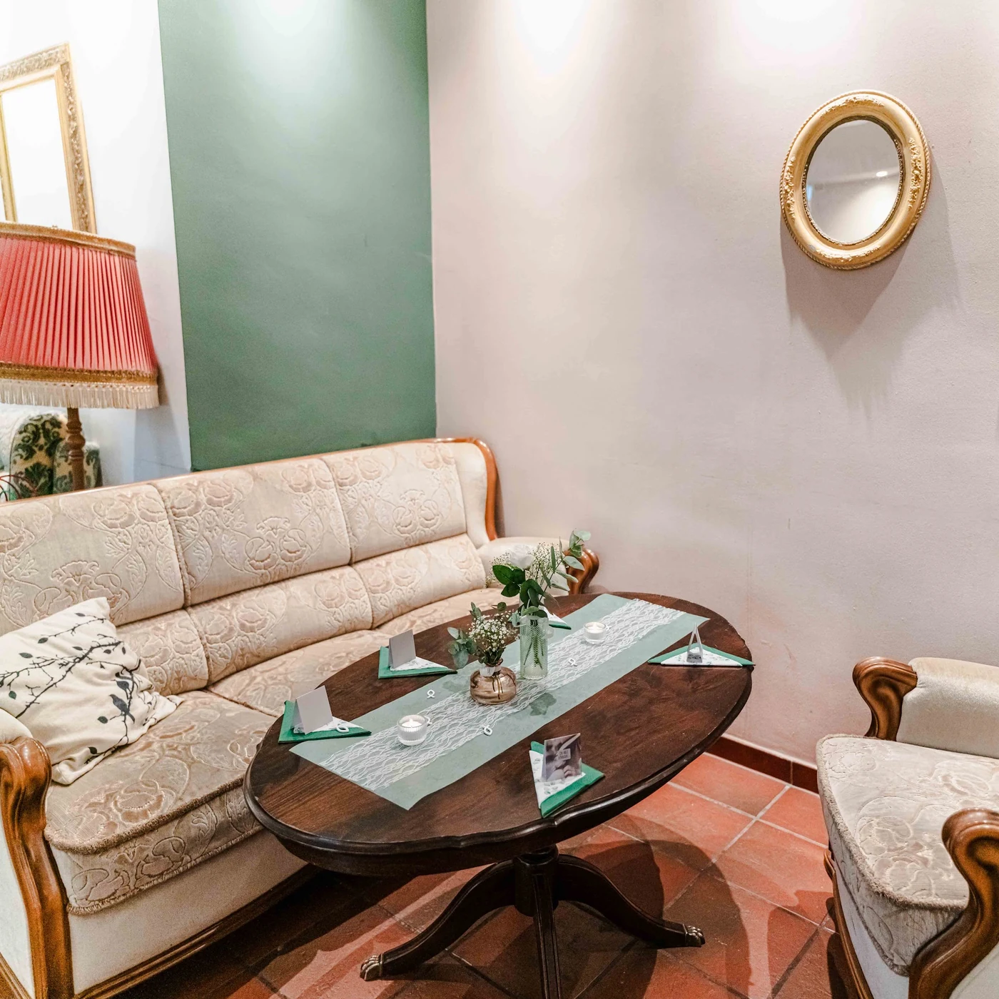 Gemütliches Vintage-Sofa im Café wunderbar