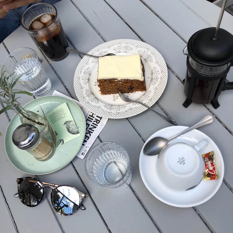 Kaffee, Kuchen und eine French Press auf einem Tisch im Café wunderbar