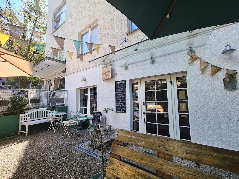 Außenbereich des Café wunderbar mit Pflanzen und Sitzplätzen